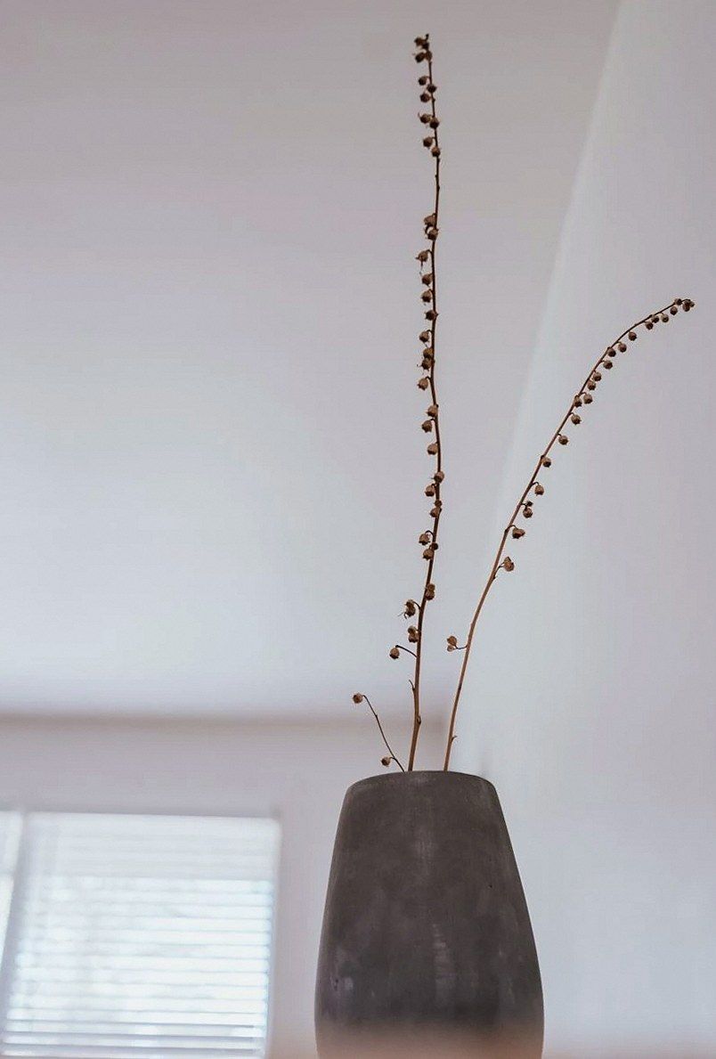 枝を生けた灰色の花器（イメージ写真）